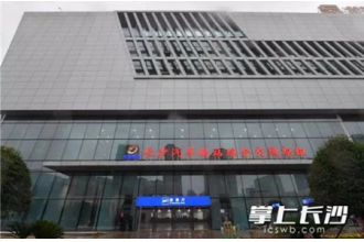 美天為長(zhǎng)沙汽車南站定制垃圾桶